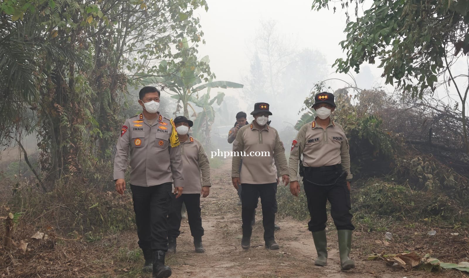 Pastikan Penanganan Karhutla Berjalan Optimal, Kapolda Kalteng Tinjau Pemadaman di Kelurahan Banturu