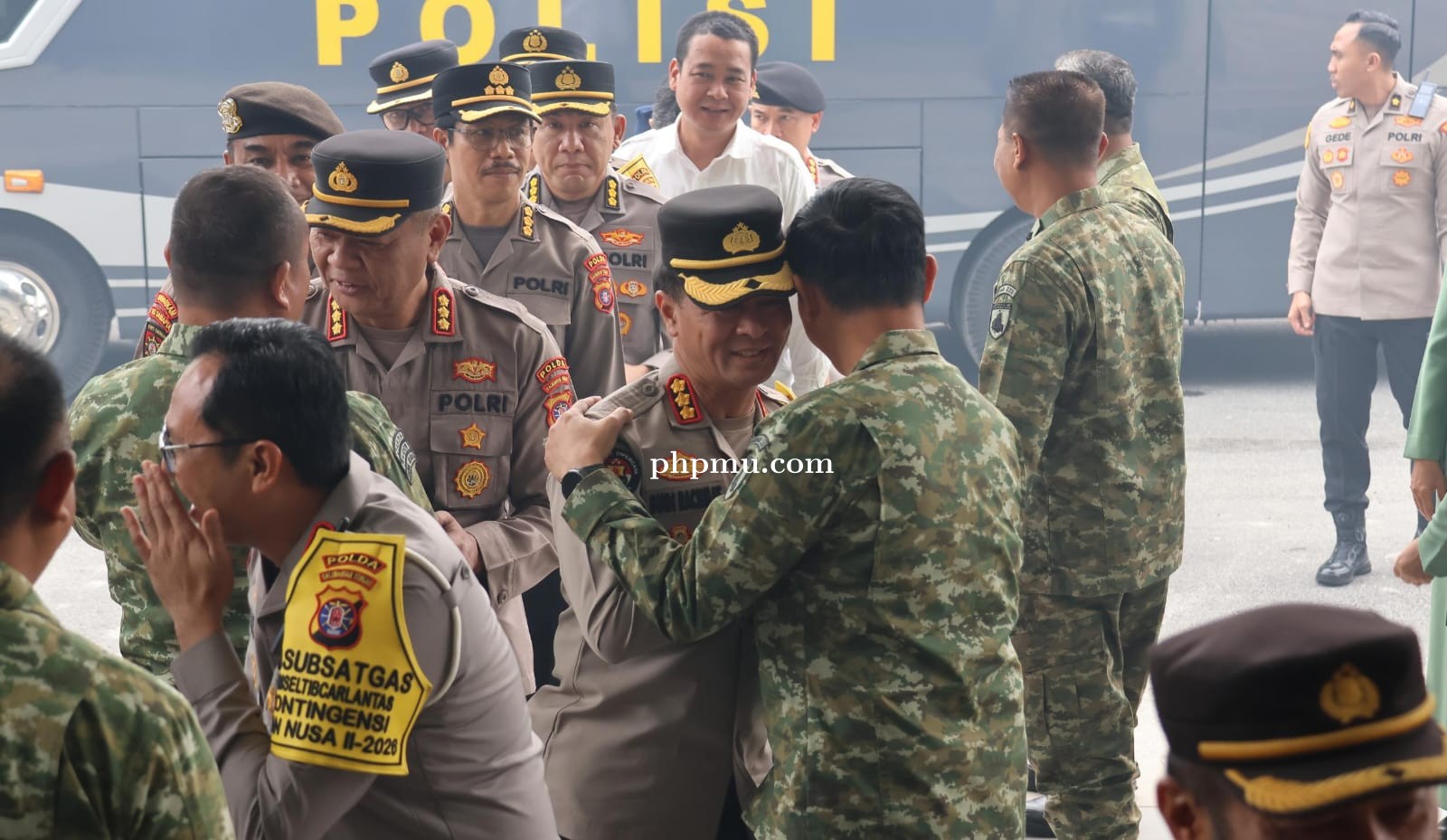 HUT TNI ke-81, Kapolda Kalteng Bersama Pejabat Utama Beri Kejutan Kue Ulang Tahun untuk Kodam XXII T