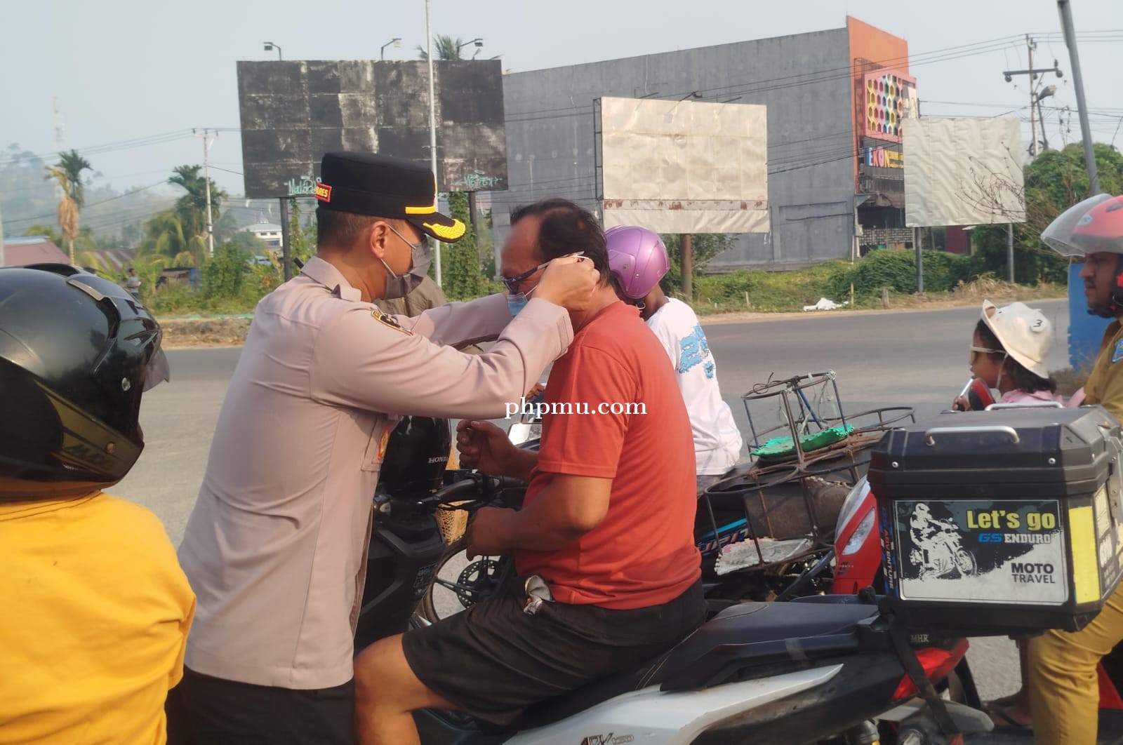 Aksi Humanis di Tengah Kabut Asap: Polres Raja Ampat Bersama BPBD Bagikan 7.000 Masker Gratis di Kot